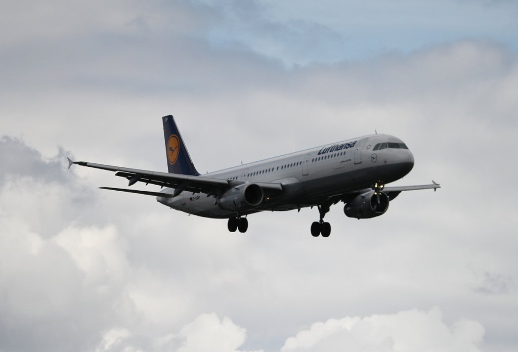 Lufthansa A 321-231 D-AIDP bei der Landung in Berlin-Tegel am 20.07.2012