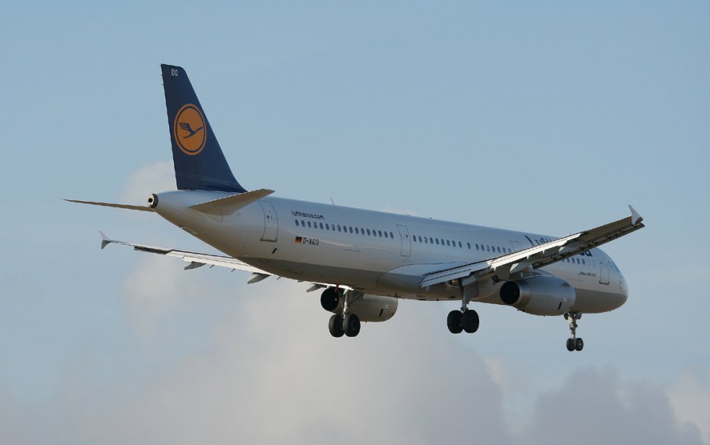 Lufthansa A 321-231 D-AIDQ kurz vor der Landung in Berlin-Tegel am 09.03.2012