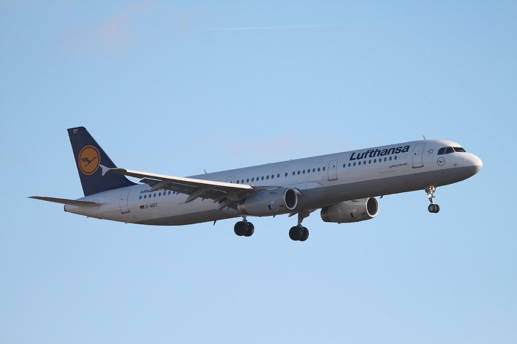 Lufthansa A 321-231 D-AIDT bei der Landung in Berlin-Tegel am 01.03.2013