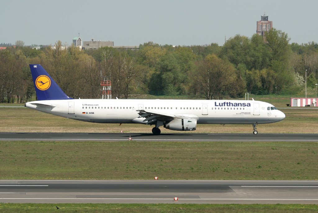 Lufthansa A 321-231 D-AISE  Neustadt an der Weinstrae  nach der Landung in Berin-Tegel am 28.04.2012