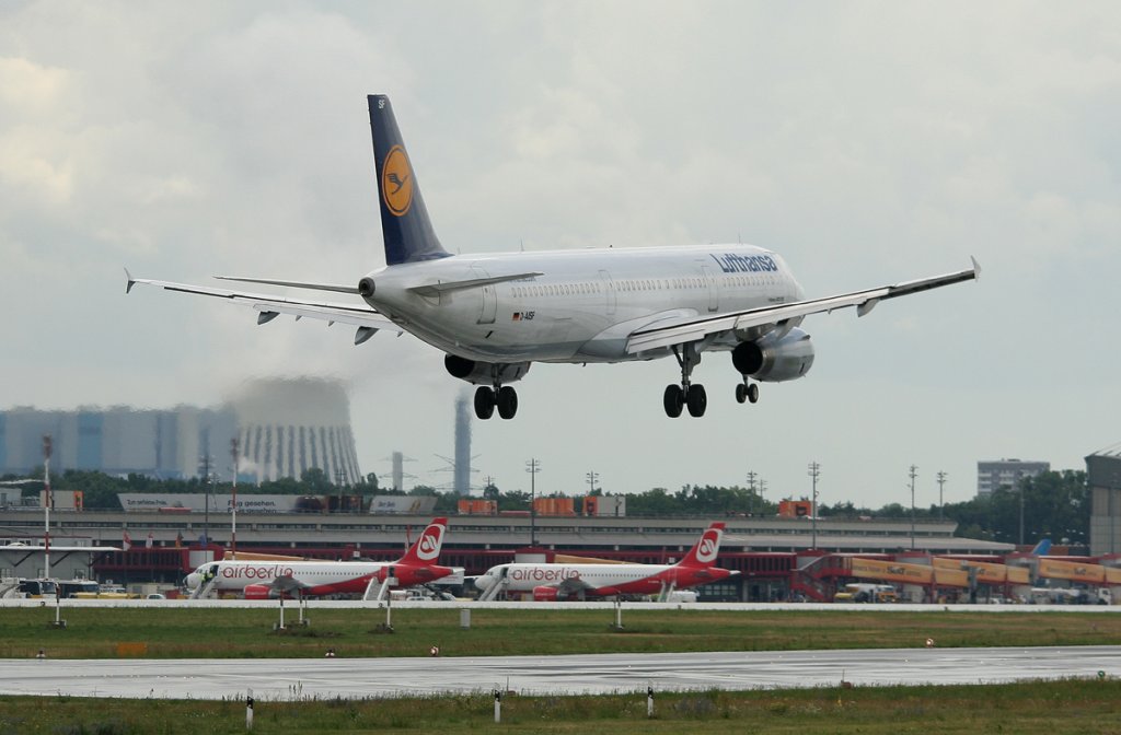 Lufthansa A 321-231 D-AISF  Lippstadt  kurz vor der Landung in Berlin-Tegel am 25.06.2012