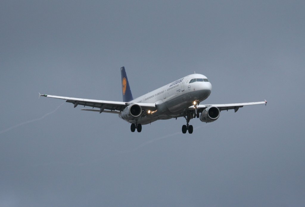 Lufthansa A 321-231 D-AISF  Lippstadt´  kurz vor der Landung in Berlin-Tegel am 19.02.2012