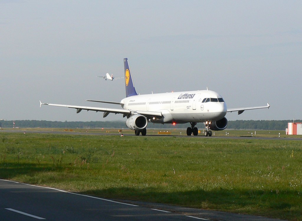 Lufthansa A 321-231 D-AISJ  Gtersloh  auf dem Weg zum Start in Berlin-Tegel am 04.10.2011