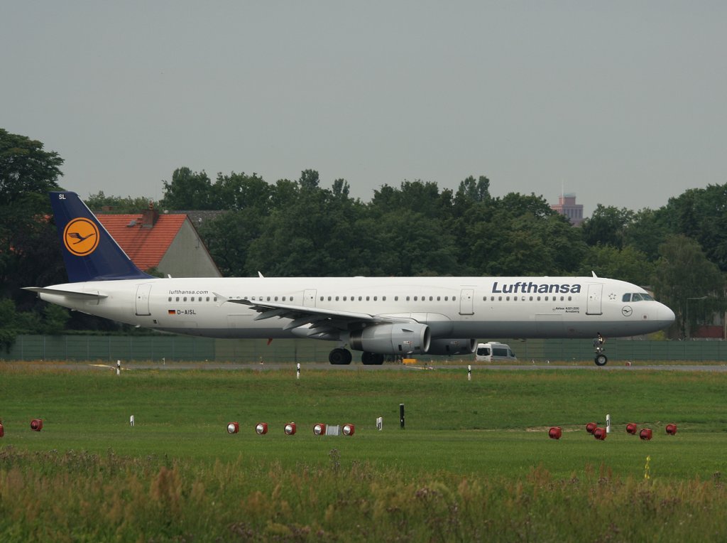 Lufthansa A 321-231 D-AISL  Arnsberg  kurz vor dem Start in Berlin-Tegel am 09.07.2011