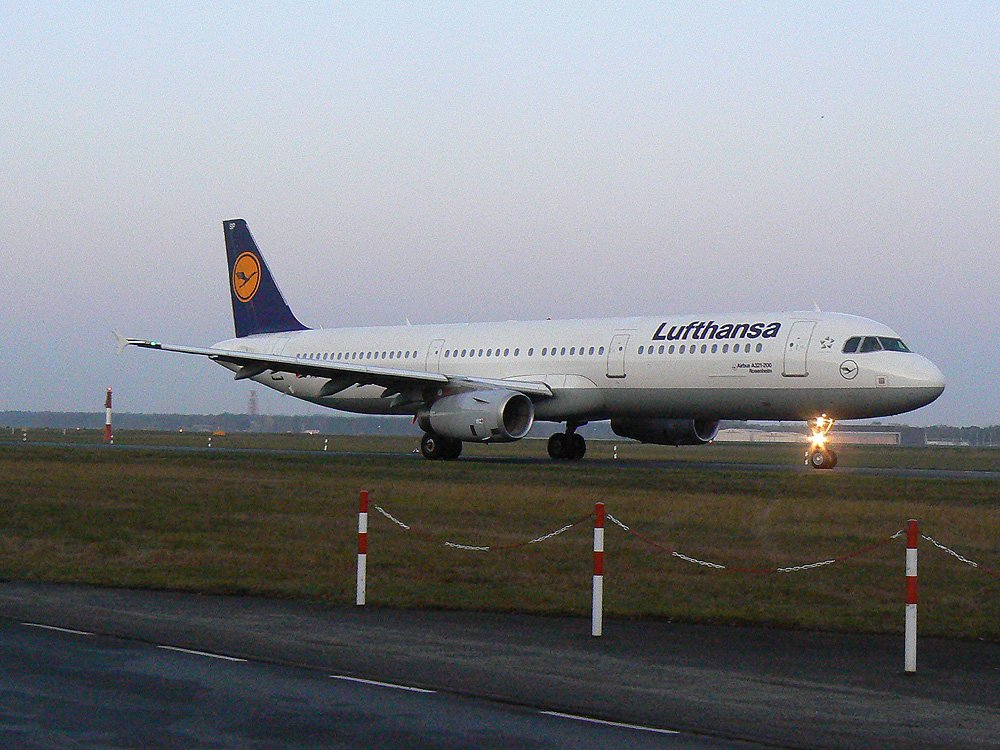 Lufthansa A 321-231 D-AISP am frhen Morgen des 05.12.2009 auf dem Flughafen Berlin-Tegel