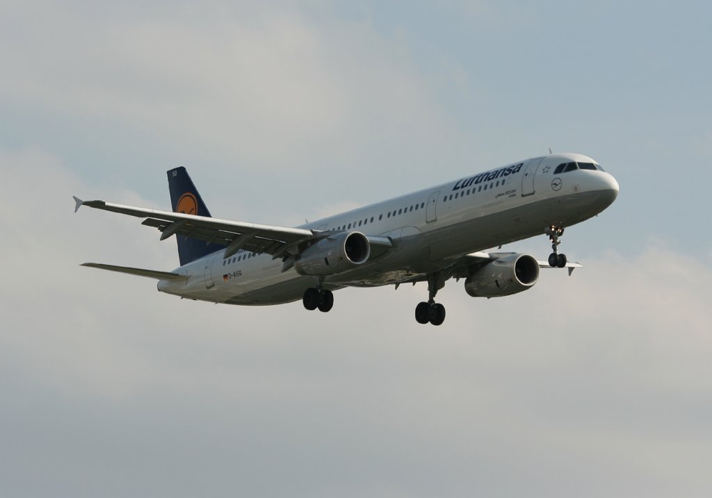 Lufthansa A 321-231 D-AISQ  Lindau  kurz vor der Landung in Berlin-Tegel am 17.09.2011