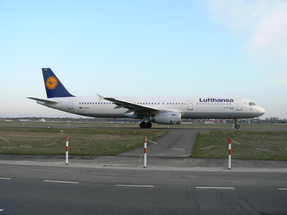 Lufthansa A 321-231 D-AISV am frhen Morgen des 02.04.2010 auf dem Flughafen Berlin-Tegel