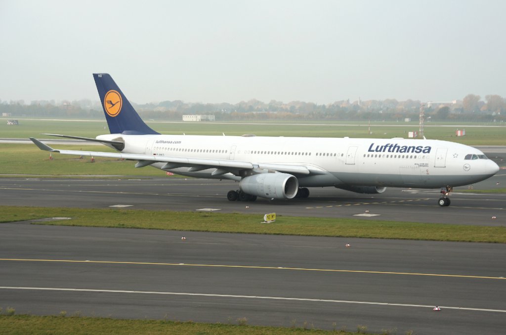 Lufthansa A 330-343X D-AIKG  Ludwigsburg  auf dem Weg zum Start in Dsseldorf am 31.10.2011