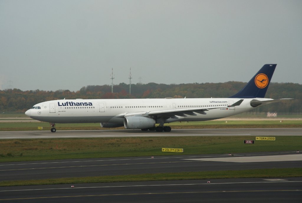 Lufthansa A 330-343X D-AIKH beim Start in Dsseldorf am 31.10.2011