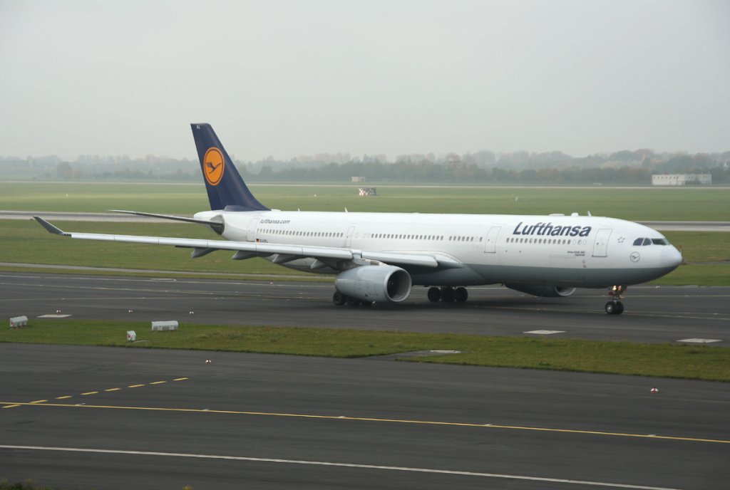 Lufthansa A 330-343X D-AIKL  Ingolstadt  auf dem Weg zum Start in Dsseldorf am 31.10.2011