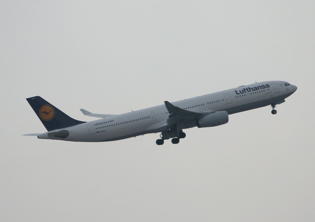 Lufthansa A 330-343X D-AIKO beim Start in Mnchen an einem sehr trben 10.03.2011