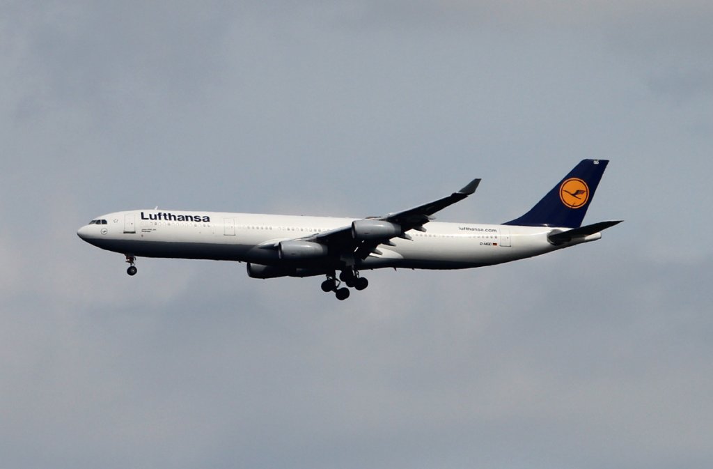 Lufthansa A 340-311 D-AIGD  Remscheid  bei der Landung in Frankfurt am Main am 16.08.2012