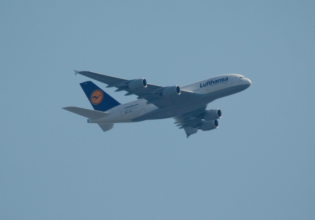 Lufthansa A 380-841 D-AIMI  Berlin  beim Rundflug ber der Hauptstadt am 22.05.2012