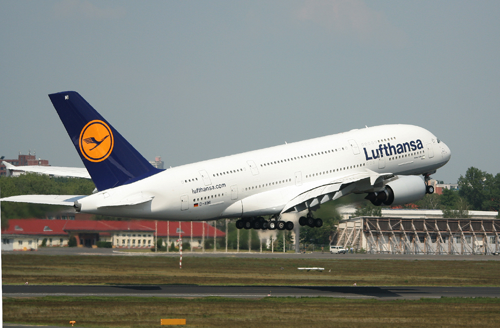 Lufthansa A 380-841 D-AIMI Berlin  beim Start in Berlin-Tegel am 22.05.2012
