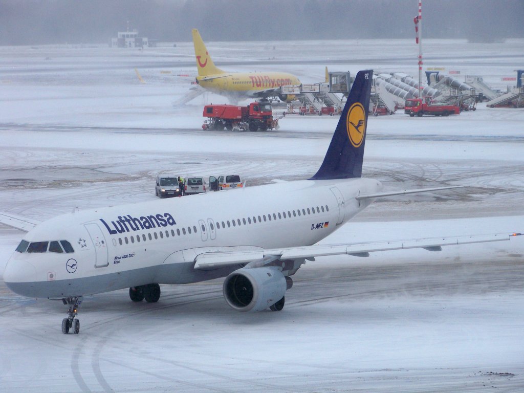 Lufthansa, A320-211, D-AIPZ auf dem Hamburger Flughafen. Aufgenommen am 19.12.09.