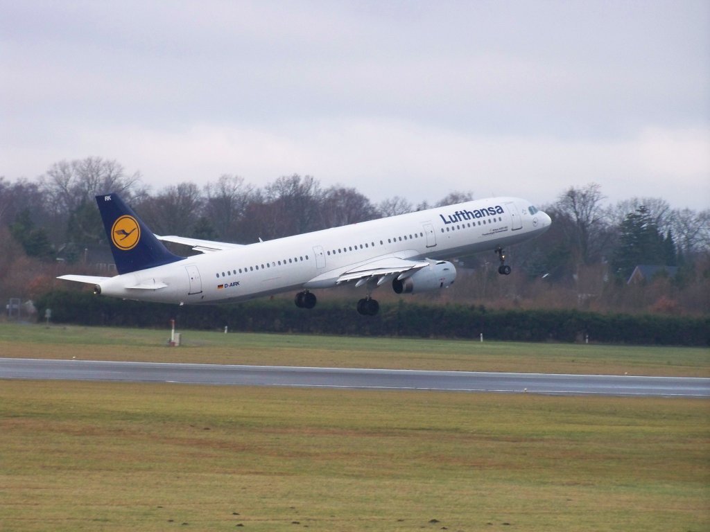 Lufthansa, A321-131, D-AIRK auf dem Hamburger Flughafen. Aufgenommen am 13.12.09.