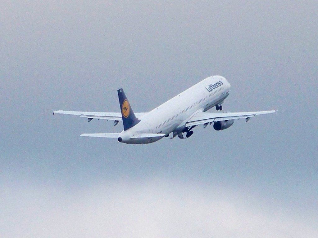 Lufthansa, A321-131, D-AIRK nach dem Start auf dem Hamnurger FLughafen. Aufgenommen am 13.12.09.