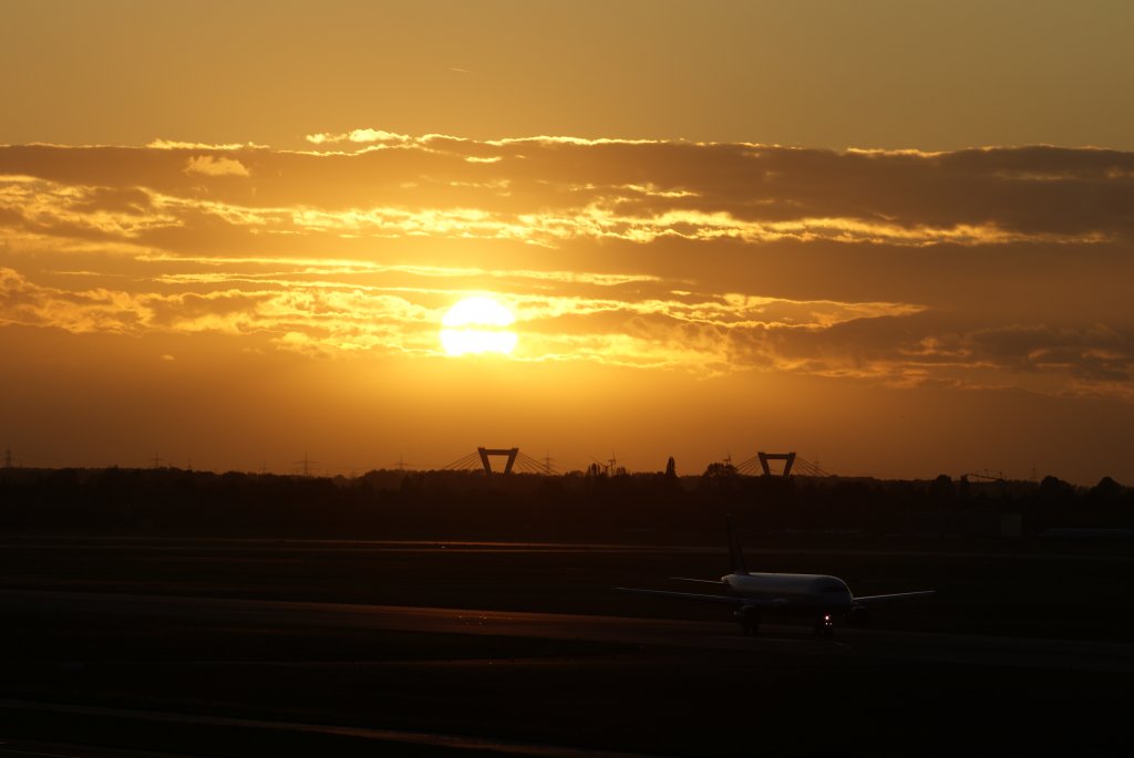 Lufthansa Airbus A 320 beim Sonnenuntergang am Dsseldorfer Flughafen am 17.10.2009