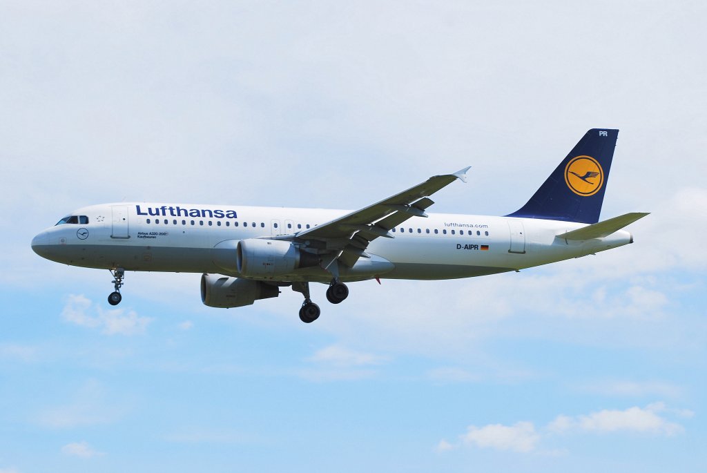 Lufthansa Airbus A320-200 D-AIPR Kaufbeuren im Landeanflug auf Hamburg Fuhlsbttel am 01.06.11