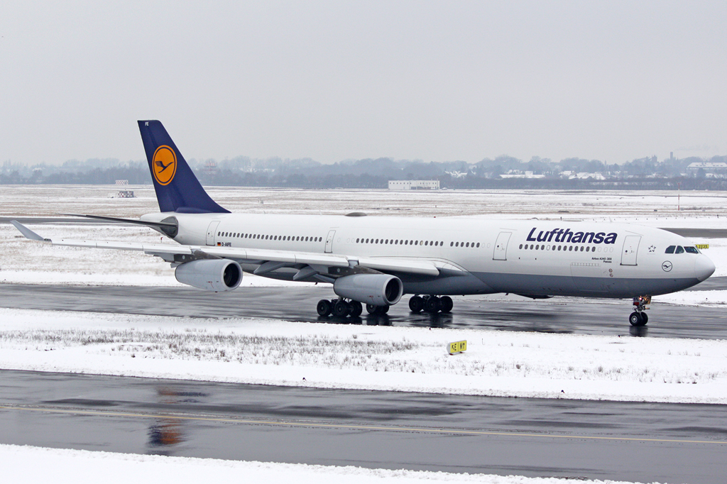 Lufthansa Airbus A340-313X D-AIFE in Dsseldorf am 05,01,10