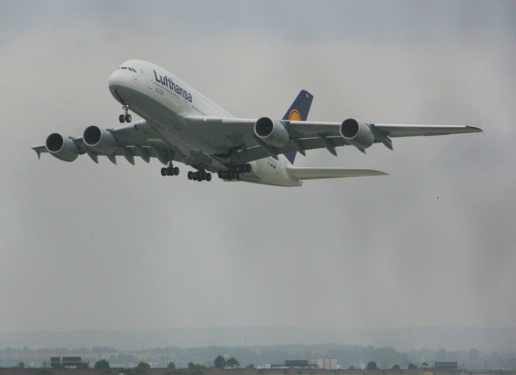 Lufthansa-Airbus A380-800 beim Start in Stuttgart am 02.06.10
