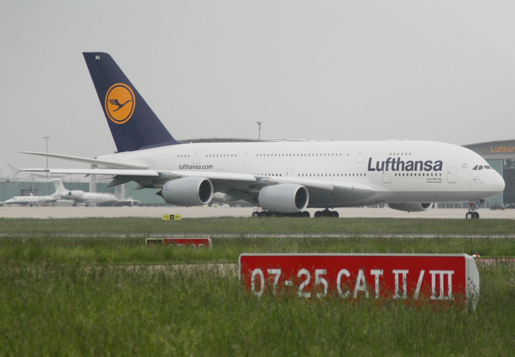 Lufthansa-Airbus A380 D-AIMA auf dem Weg zur Startbahn in Stuttgart am 02.06.10

