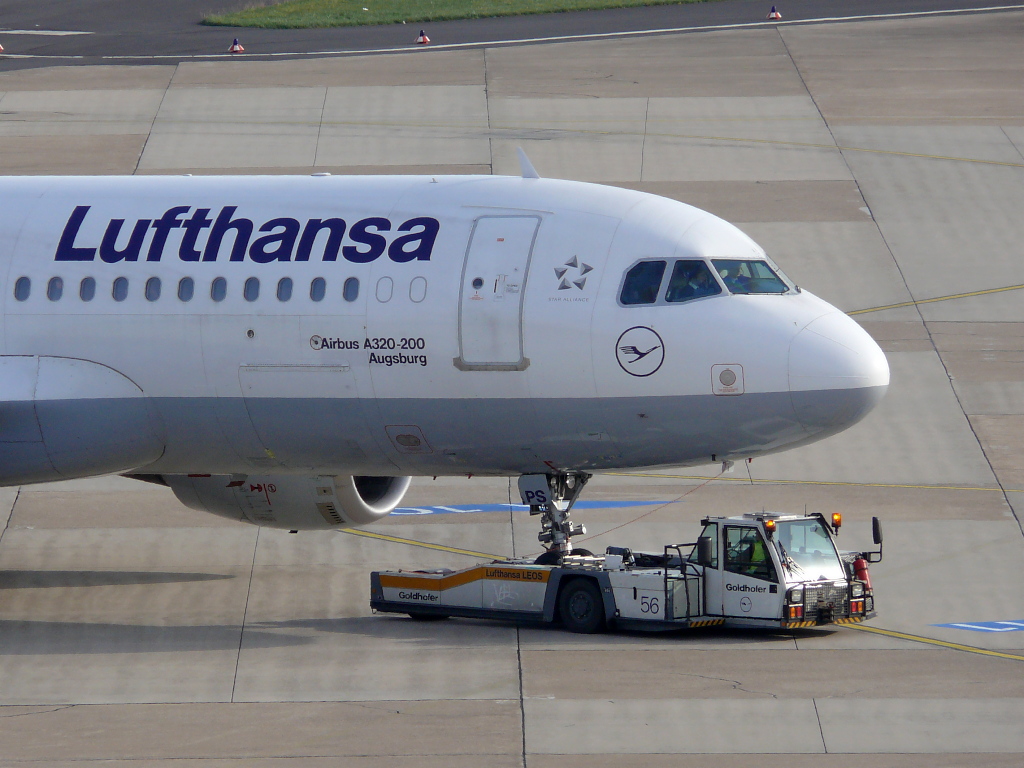 Lufthansa  Augsburg ; D-AIPS; Airbus 320-200. Flughafen Dsseldorf. 02.04.2010.