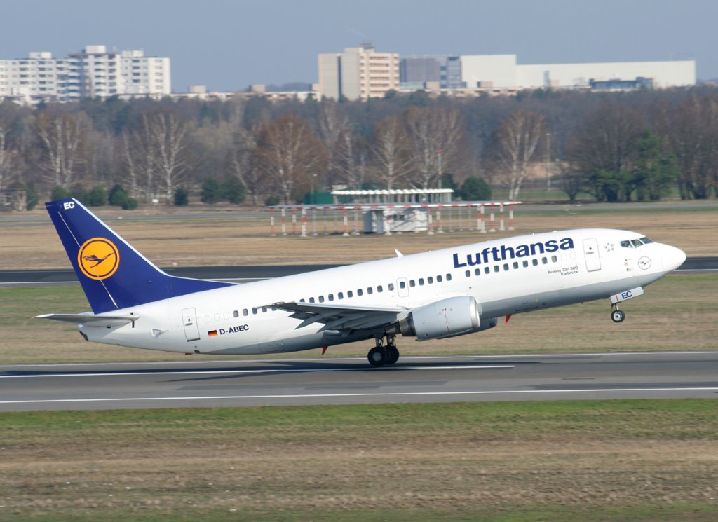 Lufthansa B 737-330 D-ABEC  Karlsruhe  beim Start in Berlin-Tegel am 03.04.2010