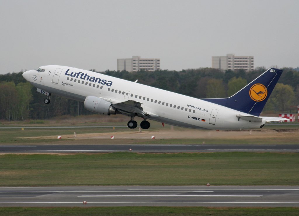 Lufthansa B 737-330 D-ABED  Hagen  beim Start in Berlin-Tegel am 24.04.2010