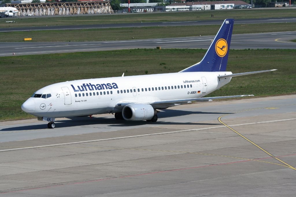 Lufthansa B 737-330 D-ABEK am 30.04.2011 auf dem Flughafen Berlin-Tegel