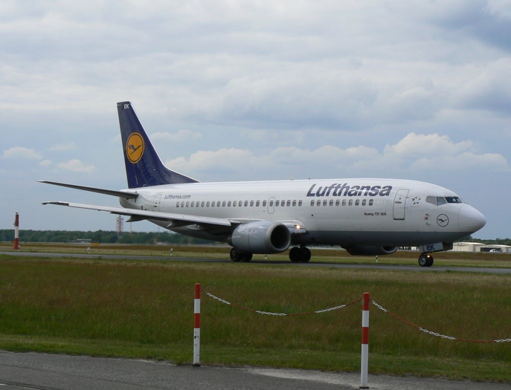 Lufthansa B 737-330 D-ABEK auf dem Weg zum Start in Berlin-Tegel am 27.05.2011