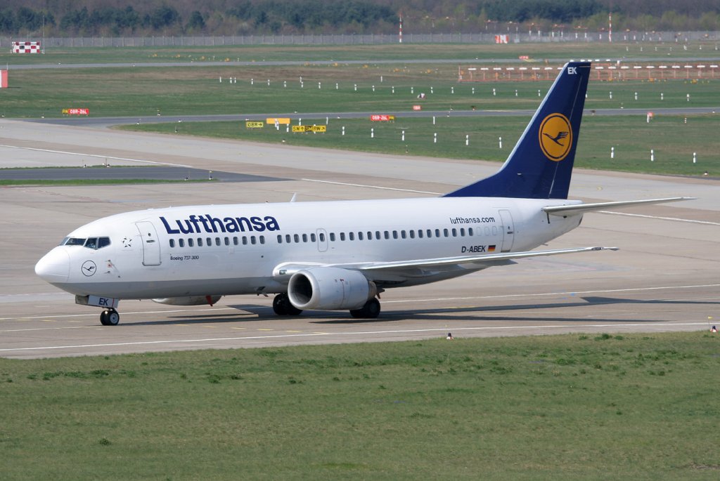 Lufthansa B 737-330 D-ABEK bei der Ankunft in Berlin-Tegel am 16.04.2011