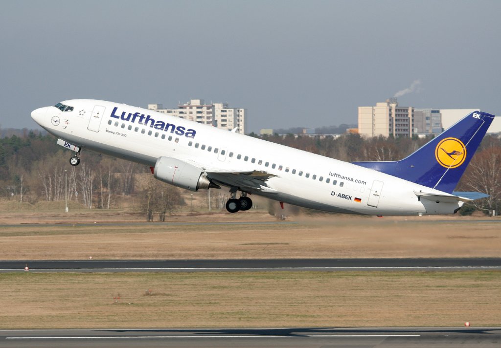 Lufthansa B 737-330 D-ABEK beim Start in Berlin-Tegel am 25.03.2012