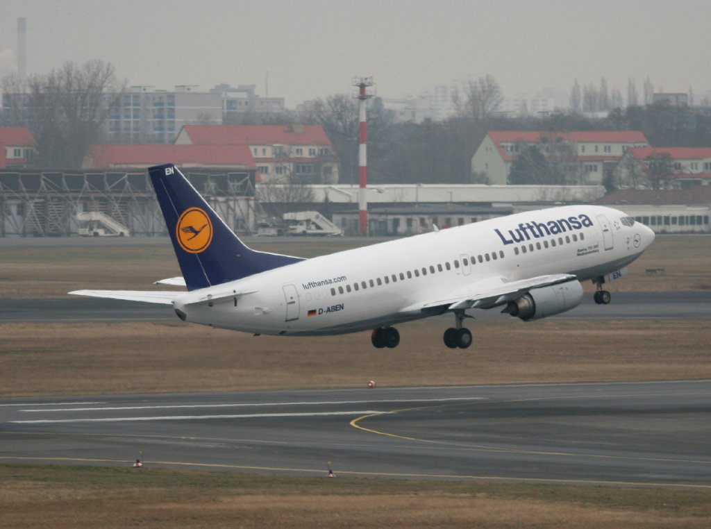 Lufthansa B 737-330 D-ABEN  Neubrandenburg  beim Start in Berlin-Tegel am 27.01.2012