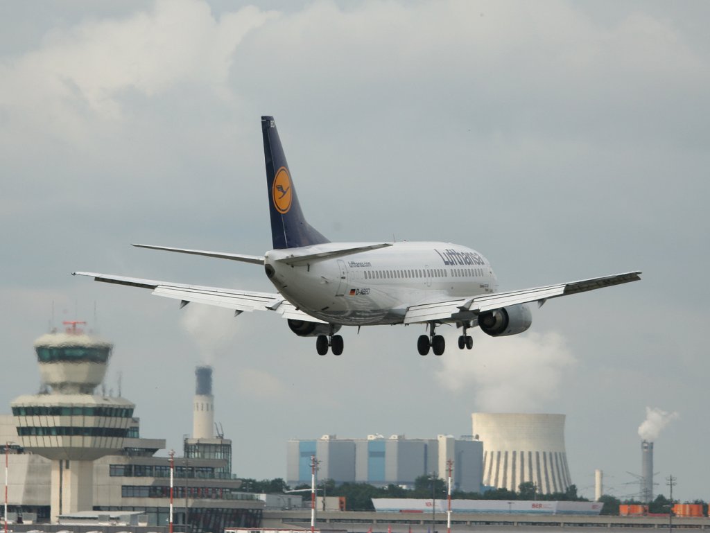 Lufthansa B 737-330 D-ABEO  Plauen  kurz vor der Landung in Berlin-Tegel am 18.06.2011