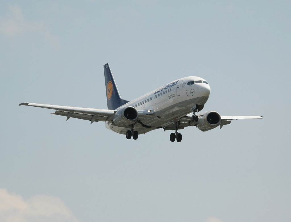 Lufthansa B 737-330 D-ABES  Kthen/Anhalt  kurz vor der Landung in Berlin-Tegel am 10.06.2011
