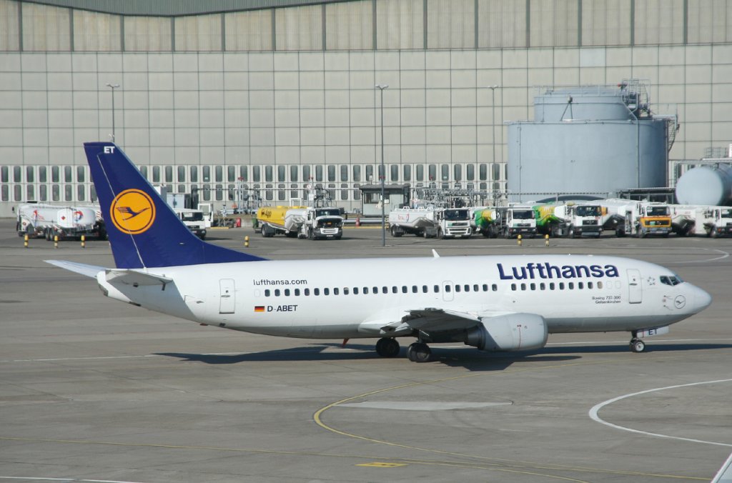 Lufthansa B 737-330 D-ABET  Gelsenkirchen  am 08.05.2011 auf dem Flughafen Berlin-Tegel