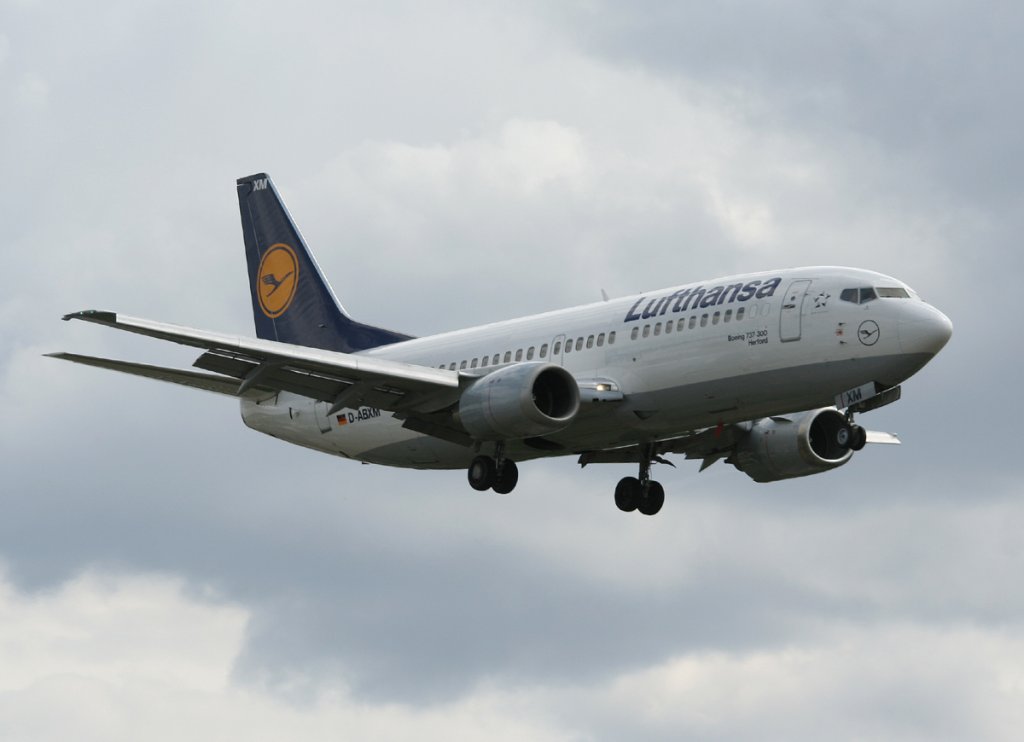 Lufthansa B 737-330 D-ABXM  Herford  kurz vor der Landung in Berlin-Tegel am 27.05.2011