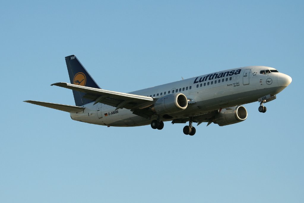 Lufthansa B 737-330 D-ABXM  Herford  kurz vor der Landung in Berlin-Tegel am 30.09.2011