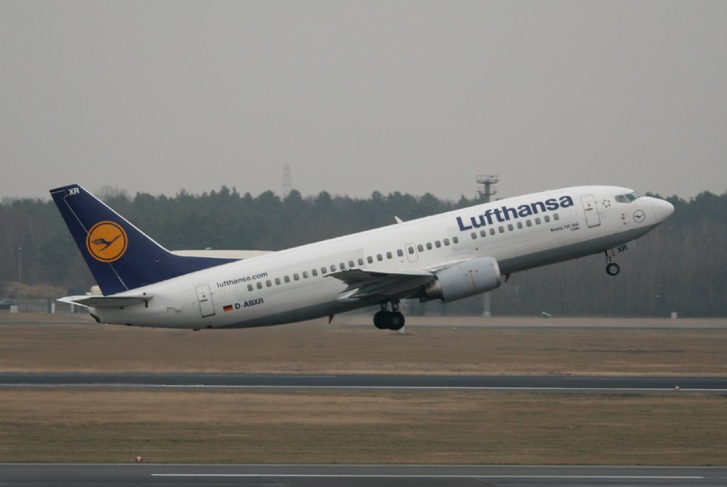 Lufthansa B 737-330 D-ABXR  Celle  beim Start in Berlin-Tegel am 27.01.2012