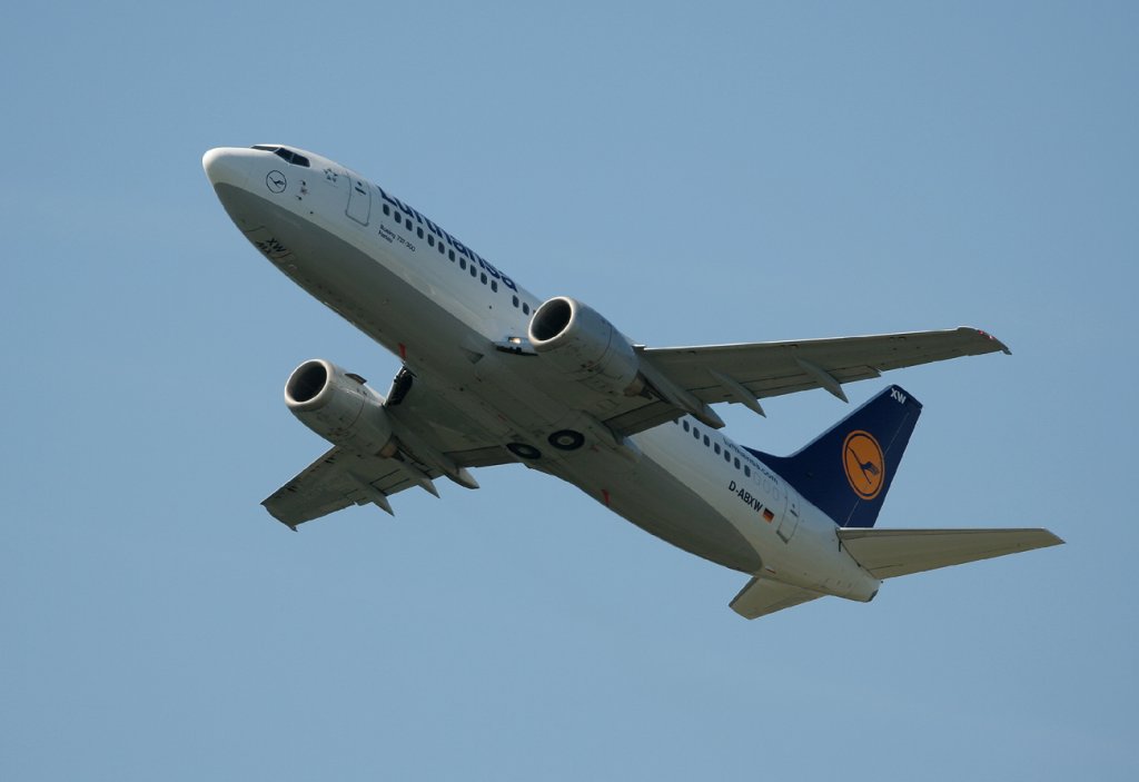 Lufthansa B 737-330 D-ABXW  Hanau  beim Start in Berlin-Tegel am 06.07.2011