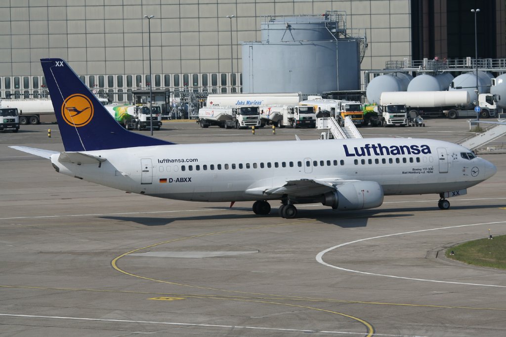 Lufthansa B 737-330 D-ABXX  Bad Homburg v.d. Hhe  auf dem Weg zum Start in Berlin-Tegel am 21.04.2011