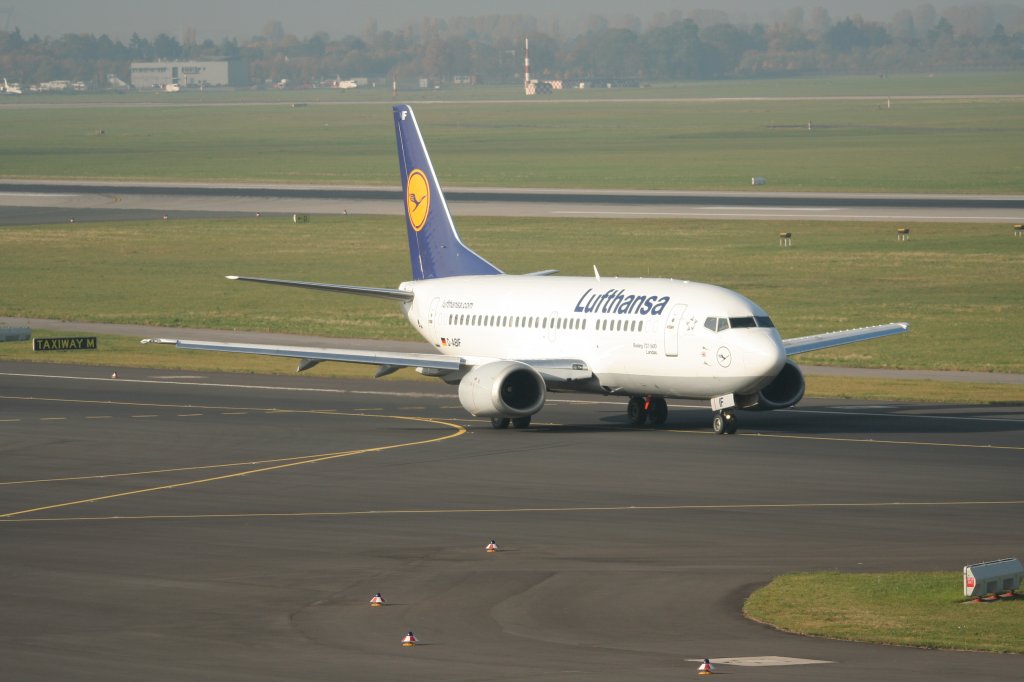 Lufthansa B 737-530 D-ABIF  Landau  auf dem Weg zum Start in Dsseldorf am 31.10.2011