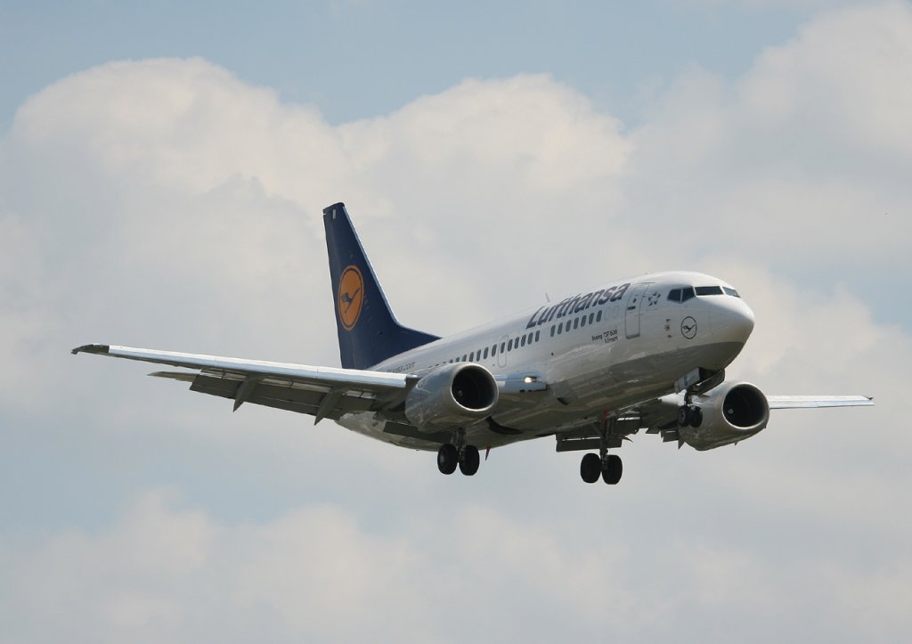 Lufthansa B 737-530 D-ABII  Lrrach  kurz vor der Landung in Berlin-Tegel am 10.06.2011