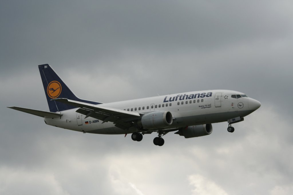 Lufthansa B 737-530 D-ABIN  Langenhagen  kurz vor der Landung in Berlin-Tegel am 18.06.2011