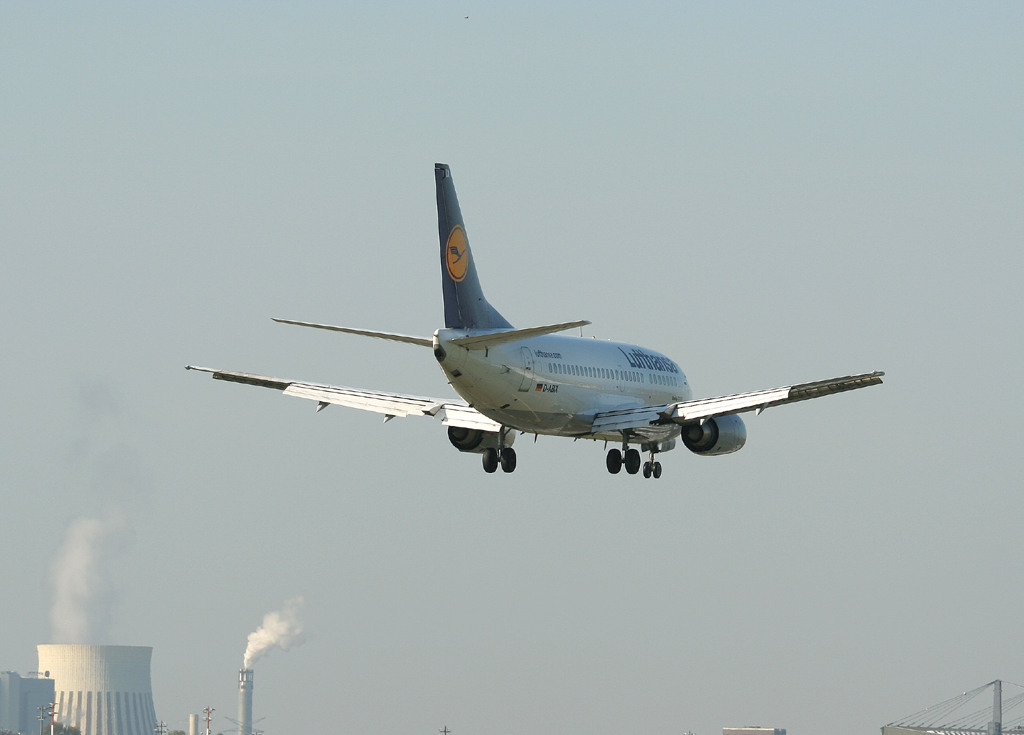 Lufthansa B 737-530 D-ABIX  Iserlohn  kurz vor der Landung in Berlin-Tegel am 24.09.2011