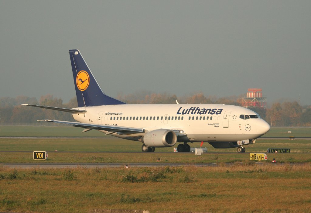 Lufthansa B 737-530 D-ABJB  Rheine  auf dem Weg zum Start in Düsseldorf am 31.10.2011