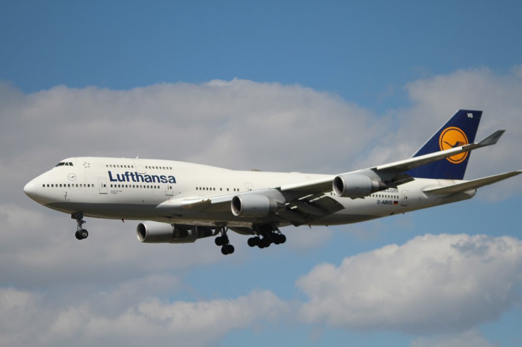 Lufthansa B 747-430 D-ABVS  Saarland  bei der Landung in Frankfurt am Main am 16.08.2012