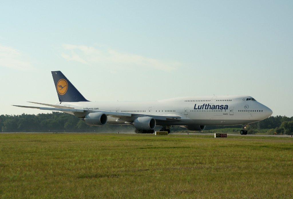 Lufthansa B 747-830 D-ABYA  Brandenburg  bei der Ankunft auf der ILA 2012 am 11.09.2012