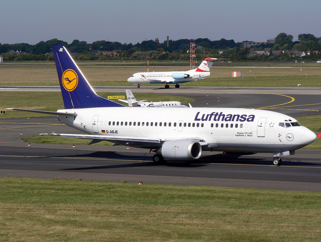Lufthansa B737-500 D-ABJE und Austrian Arrows F-70 OE-LFH an der 23L in DUS / EDDL / Düsseldorf am 05.08.2007